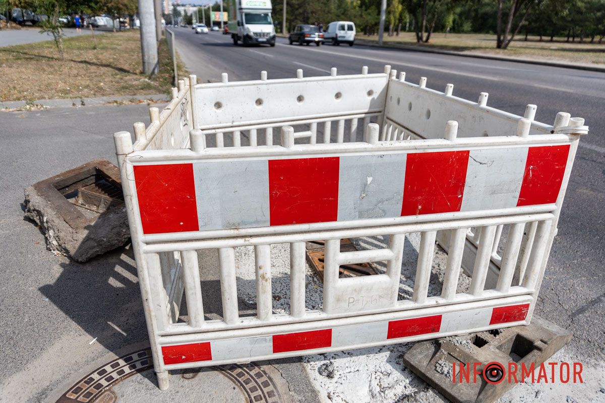 В Днепре на Набережной Победы огородили дождеприемники: движение частично ограничено 9
