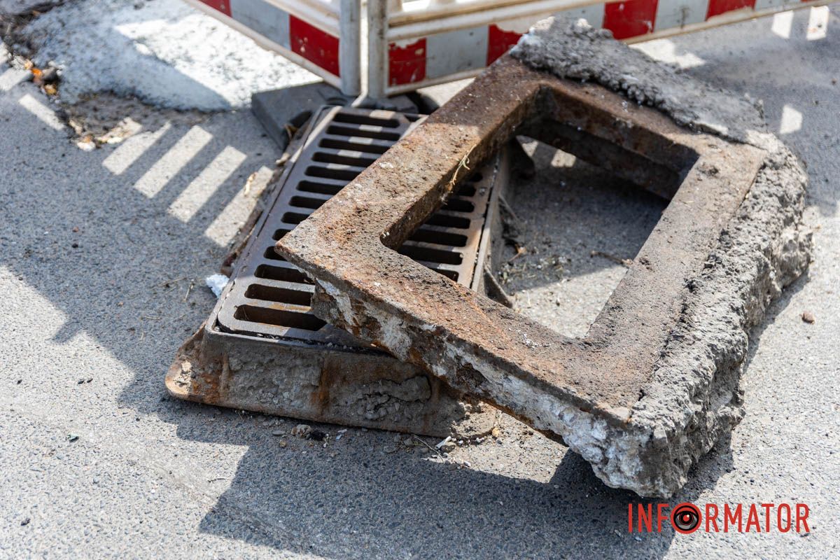 В Днепре на Набережной Победы огородили дождеприемники: движение частично ограничено 10