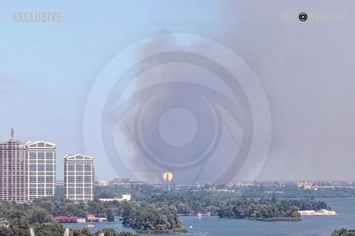 Над містом підіймається густий стовп чорного диму