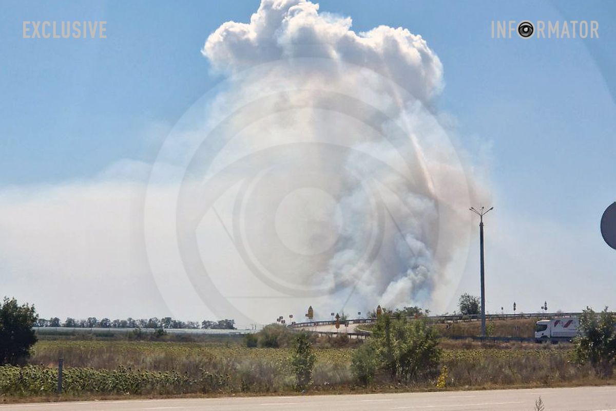 Дим здіймається високо в небо і помітний навіть здалеку