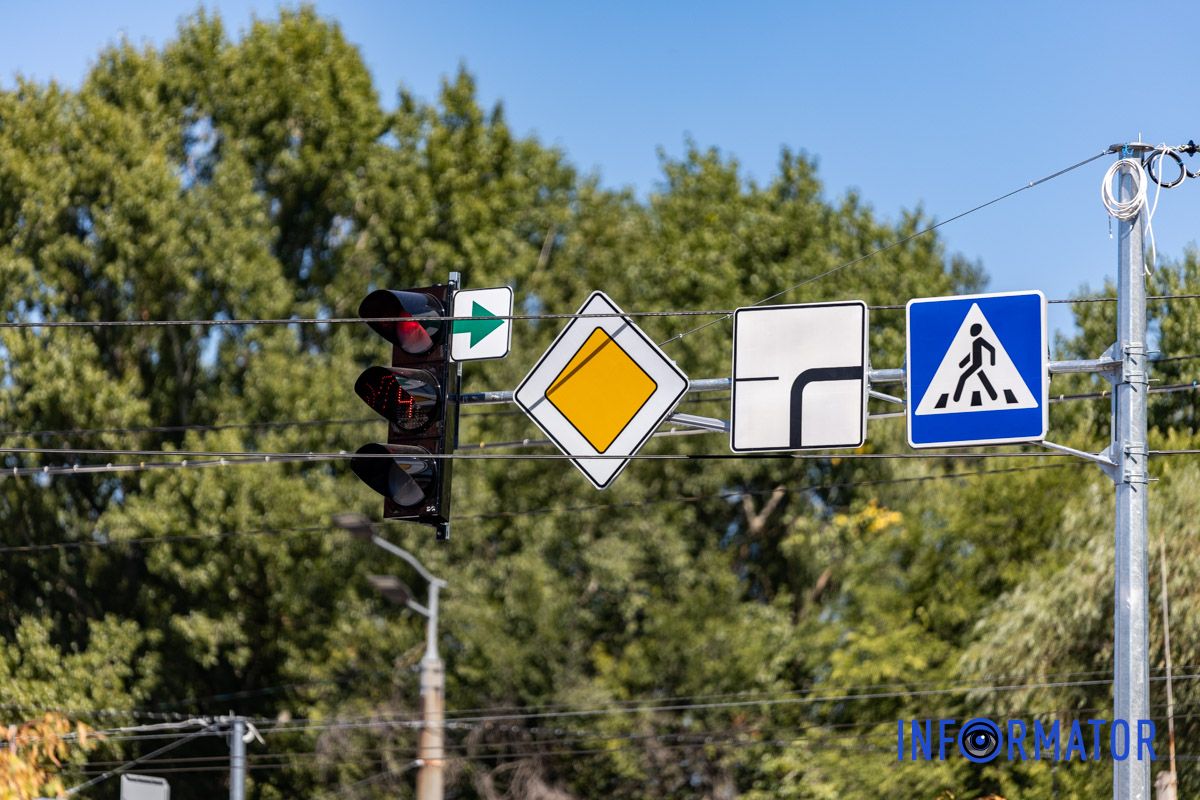 В Днепре заработал новый светофор на перекрестке Набережной Заводской и улице Метростроевской