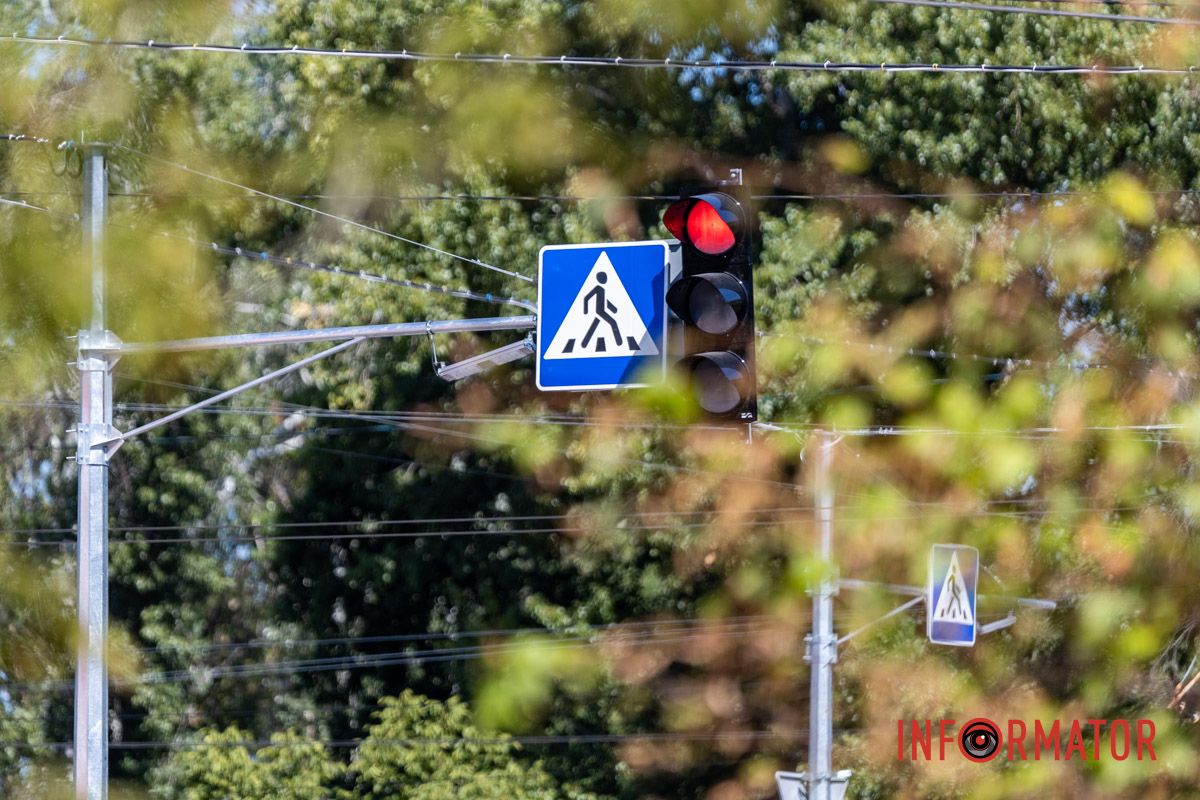 На переходах есть "островки безопасности" и дополнительное направленное освещение