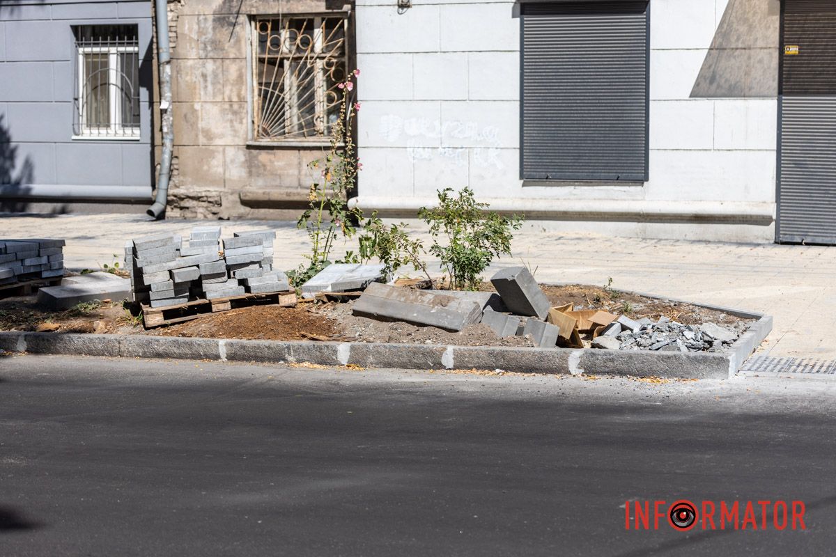 Бруківка лежить на тротуарі