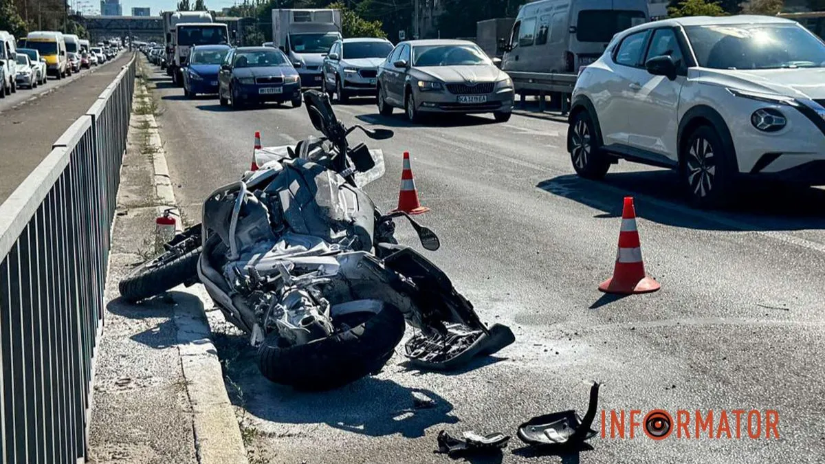 В Днепре на Слобожанском столкнулись Mazda и мотоцикл: три человека в больнице
