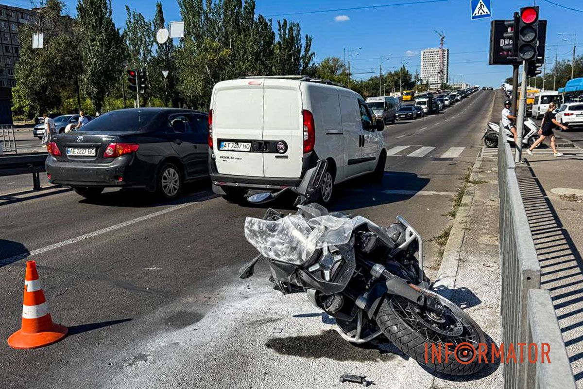 За попередньою інформацією від патрульних поліцейських, ушпиталили водія мотоцикла та двох жінок, які переходили дорогу За попередньою інформацією від патрульних поліцейських, ушпиталили водія мотоцикла та двох жінок, які переходили дорогу