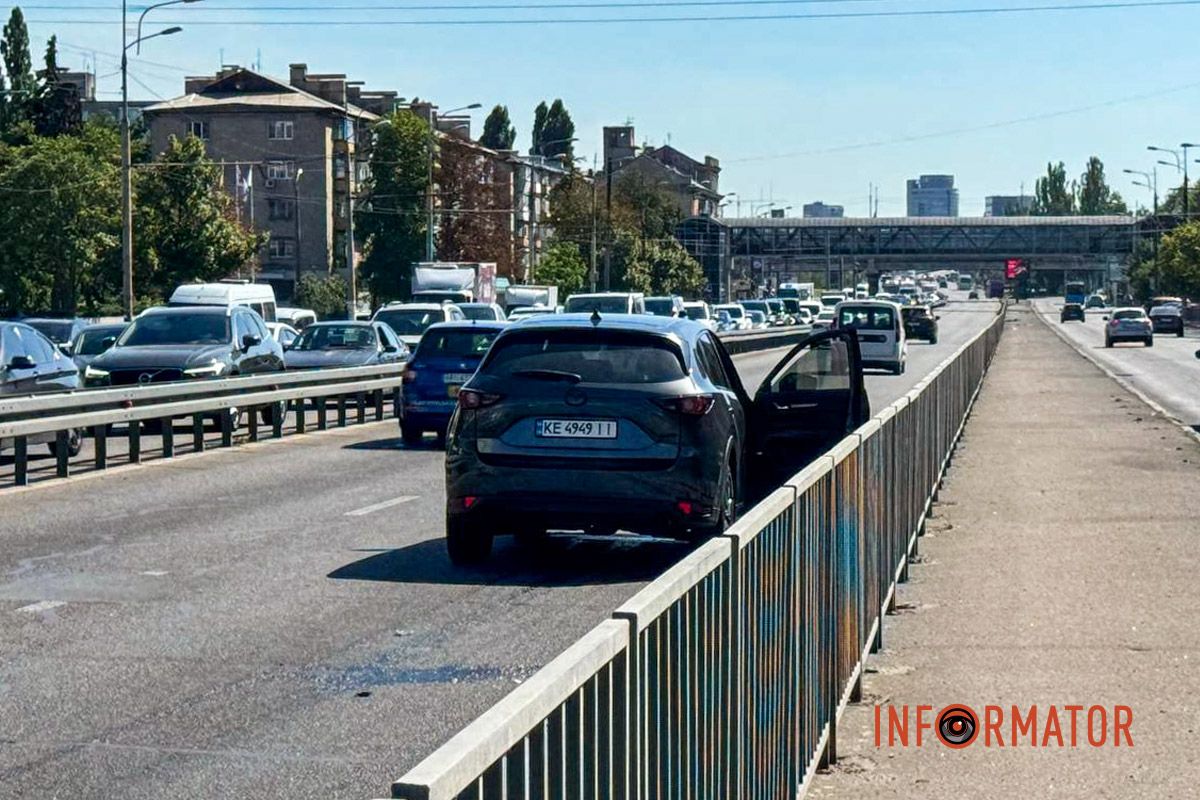 Поруч стоять вогнегасники Поруч стоять вогнегасники