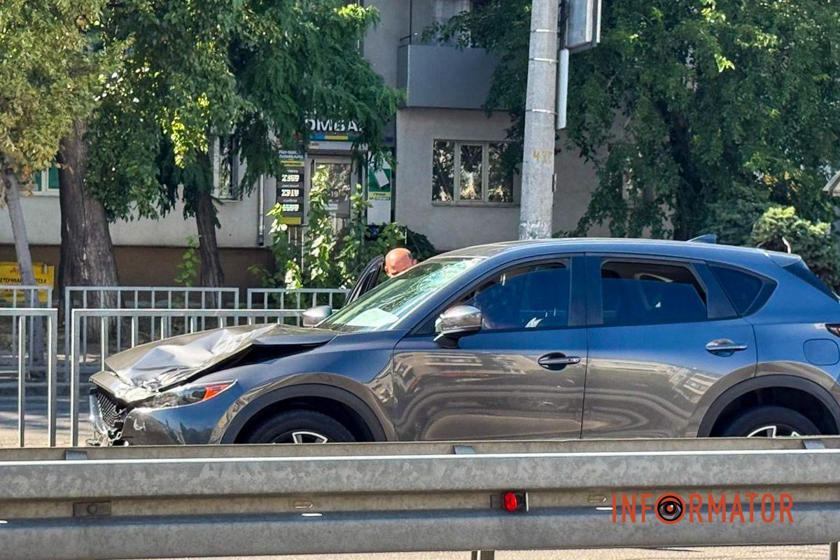 Рух в обох напрямках по середнім смугам ускладнений Рух в обох напрямках по середнім смугам ускладнений