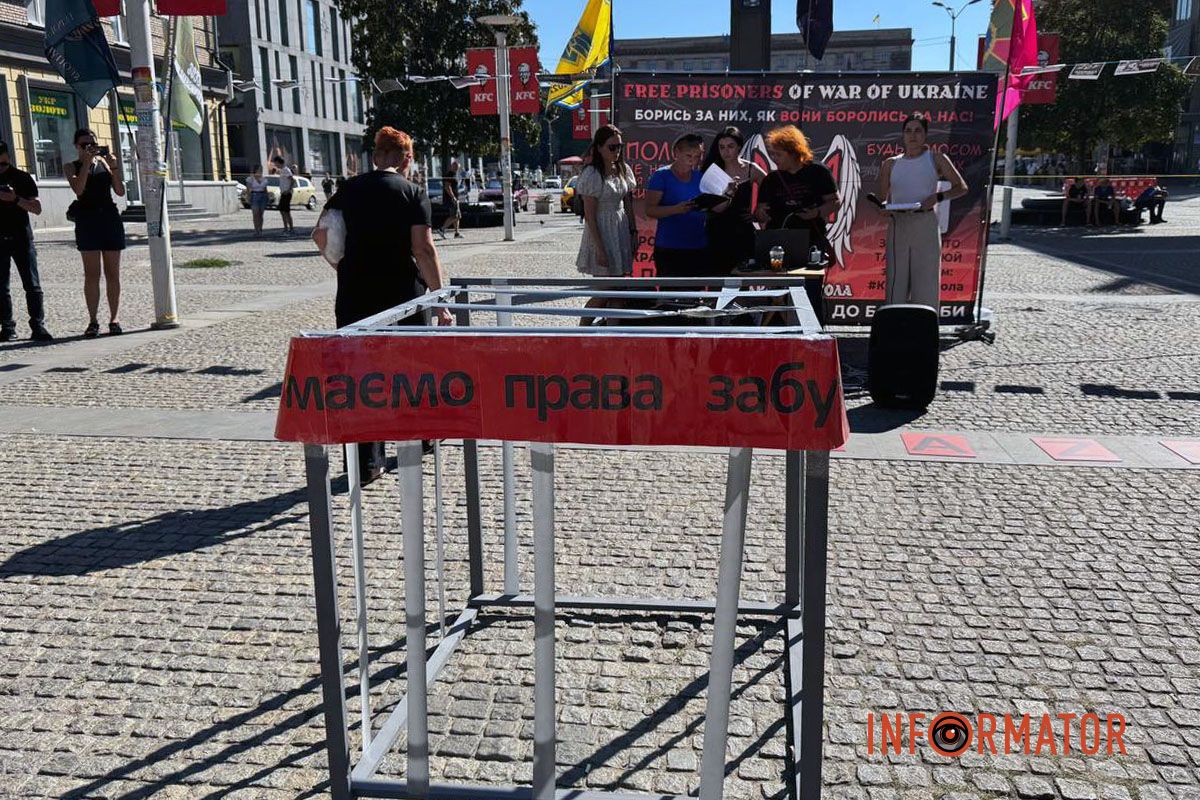В субботу, 2 августа, в центре Днепра прошел перформанс памяти, посвященный годовщине массового убийства украинских военнопленных в колонии в Оленовке "Не имеем права забыть": в Днепре почтили память погибших в Оленивке 1