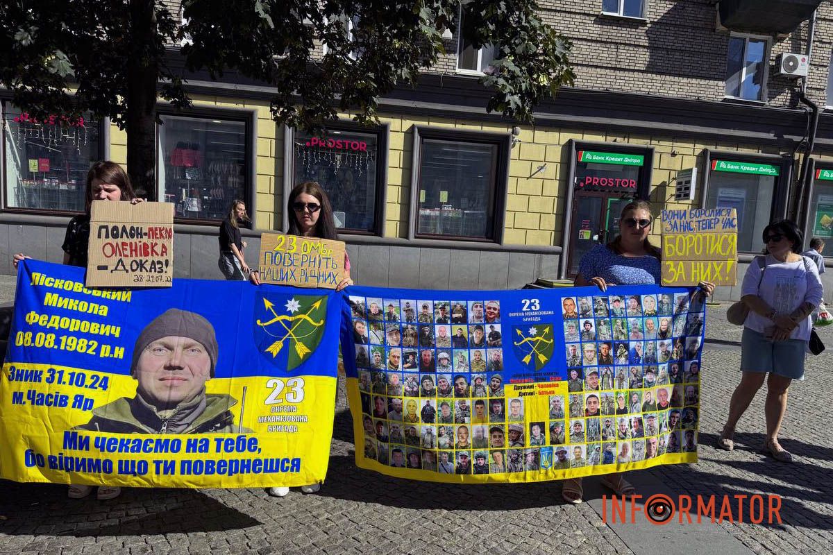 Мероприятие провели на Европейской площади "Не имеем права забыть": в Днепре почтили память погибших в Оленивке 3