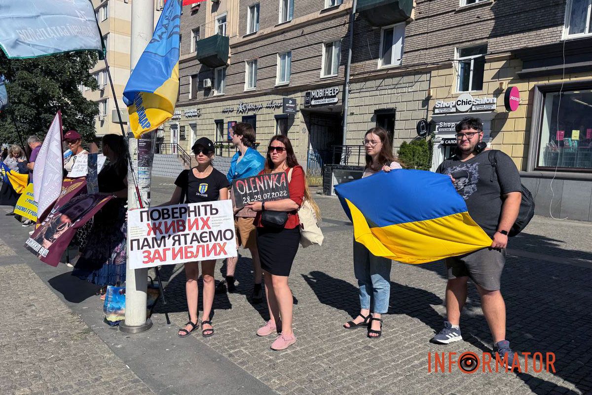 Акция-напоминание "Не имеем права забыть": в Днепре почтили память погибших в Еленовке 7