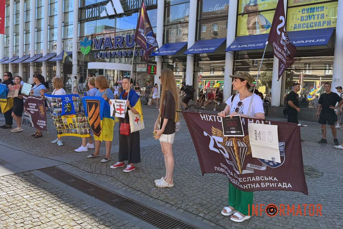 Участники акции "Не имеем права забыть": в Днепре почтили память погибших в Оленивке 9