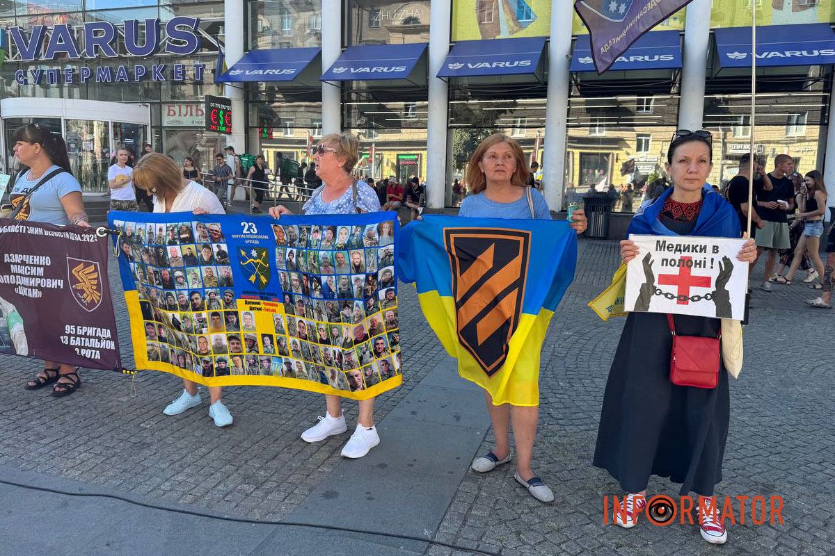 Участники держат в руках плакаты "Не имеем права забыть": в Днепре почтили память погибших в Оленивке 11