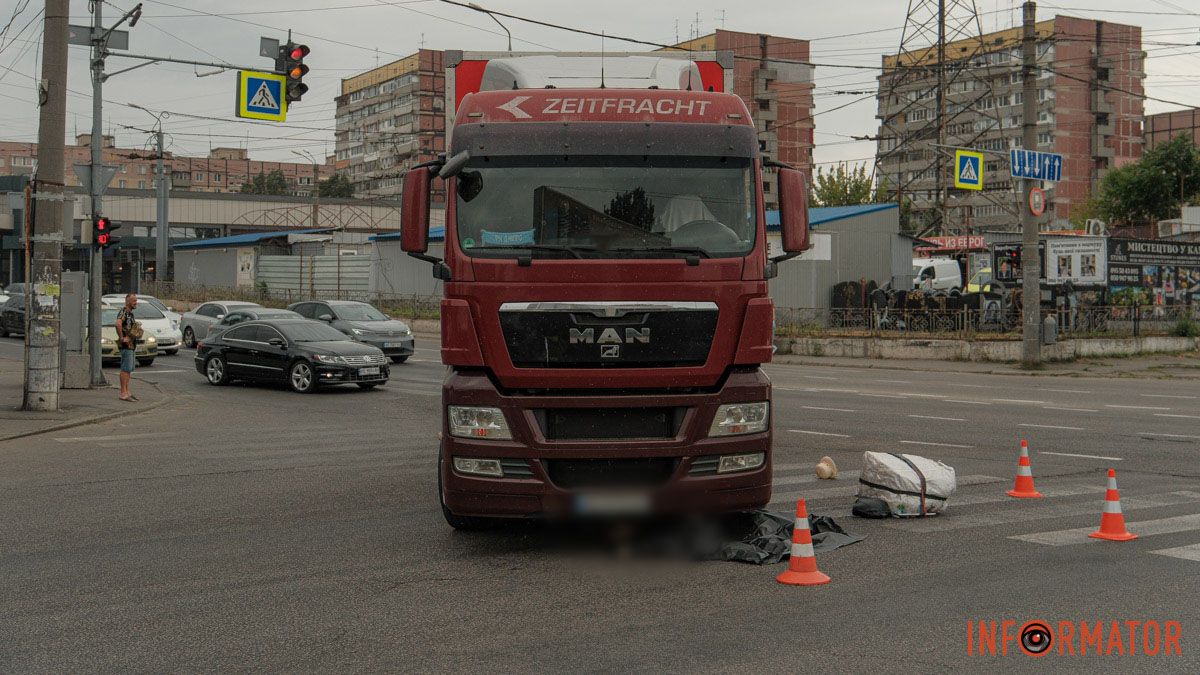 У Дніпрі біля «Каравану» фура насмерть збила жінку, яка йшла по переходу на «зелений»