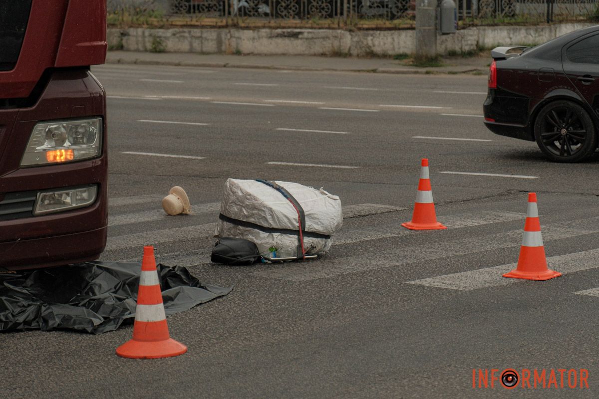 Попередньо, жінка переходила дорогу на зелений сигнал світлофора Попередньо, жінка переходила дорогу на зелений сигнал світлофора