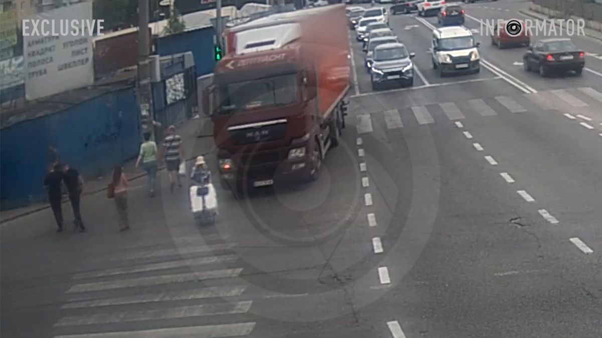 Видео момента: в Днепре возле "Каравана" фура сбила женщину на переходе и протащила ее по асфальту