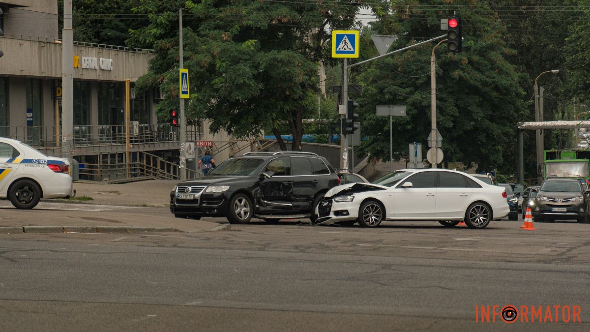 В Днепре на Поля столкнулись Volkswagen и Audi: движение затруднено
