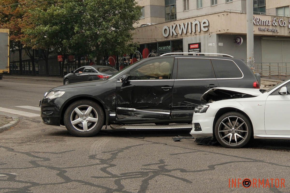 У Дніпрі на Поля зіштовхнулися Volkswagen та Audi: рух ускладнено 1