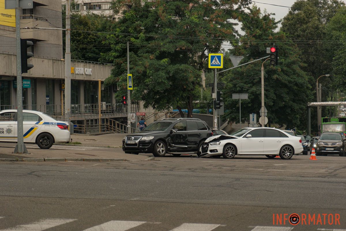 У Дніпрі на Поля зіштовхнулися Volkswagen та Audi: рух ускладнено 6