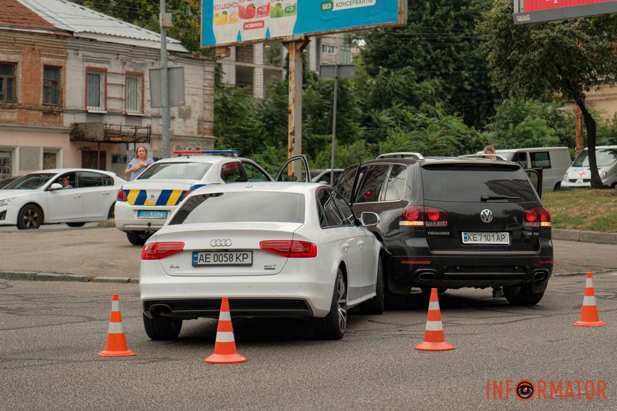У Дніпрі на Поля зіштовхнулися Volkswagen та Audi: рух ускладнено 5