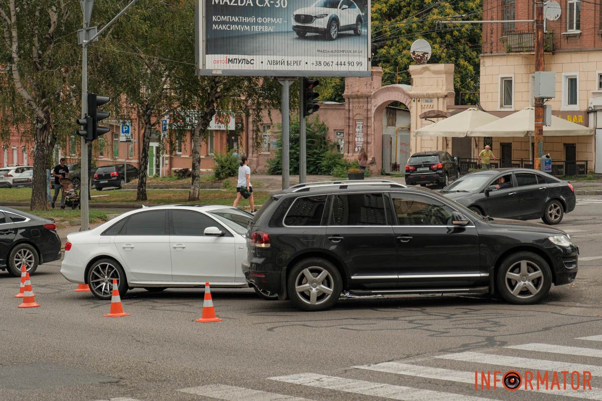 У Дніпрі на Поля зіштовхнулися Volkswagen та Audi: рух ускладнено 4