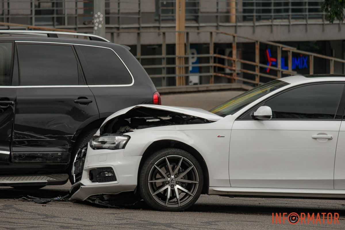 У Дніпрі на Поля зіштовхнулися Volkswagen та Audi: рух ускладнено 2