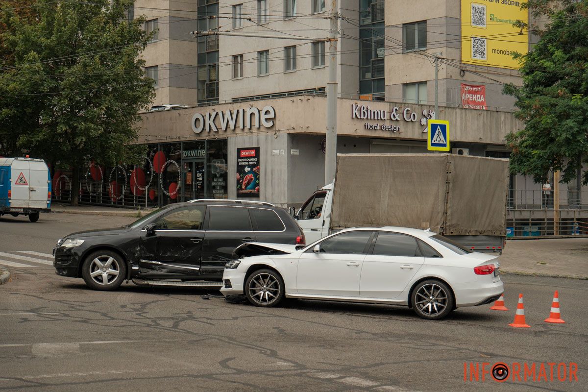 У Дніпрі на Поля зіштовхнулися Volkswagen та Audi: рух ускладнено 3
