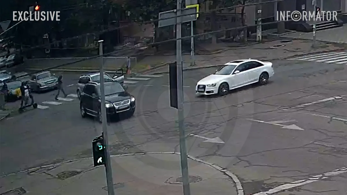 Видео момента: в Днепре на проспекте Поля столкнулись Audi и Volkswagen