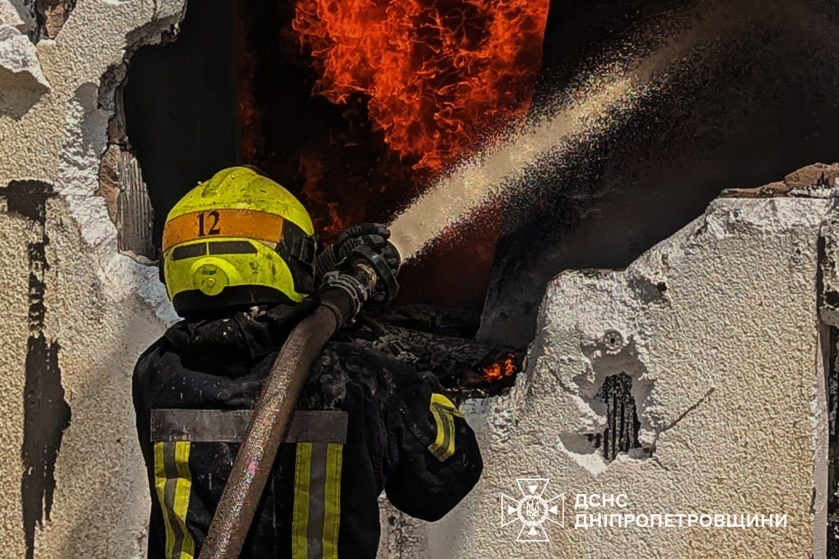 У Покровському районі міста горіла одноповерхова виробнича будівля У Покровському районі міста горіла одноповерхова виробнича будівля