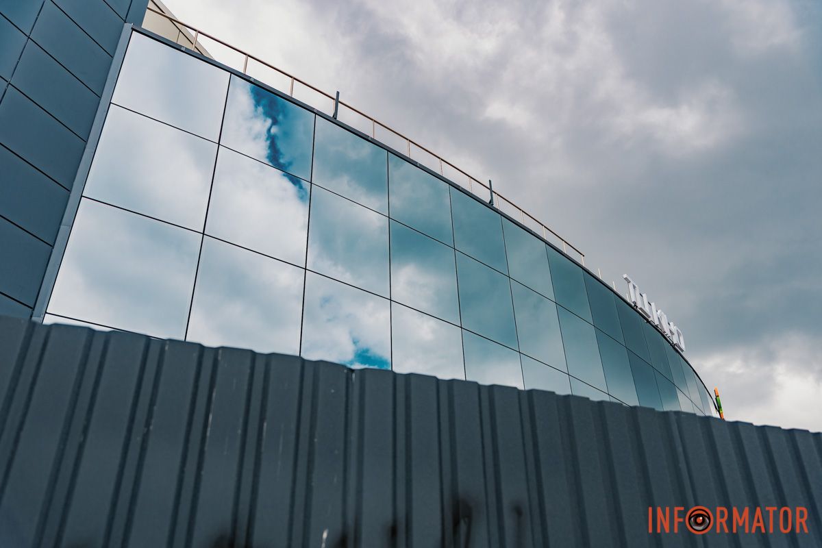 У 1964 році на лівому березі Дніпра, на Слобожанському проспекті, відбулись перші сеанси в кінотеатрі “Правда-кіно” У 1964 році на лівому березі Дніпра, на Слобожанському проспекті, відбулись перші сеанси в кінотеатрі “Правда-кіно”