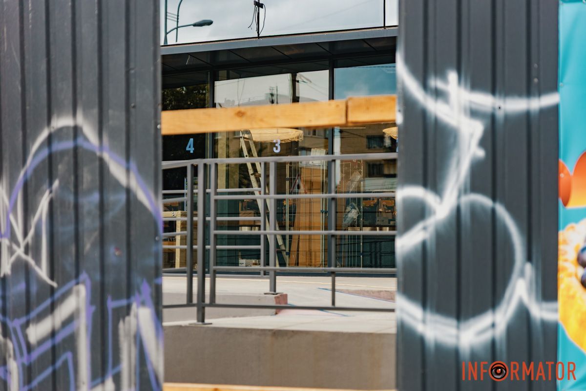 Наразі ж ділянку навколо будівлі огородили парканом Наразі ж ділянку навколо будівлі огородили парканом