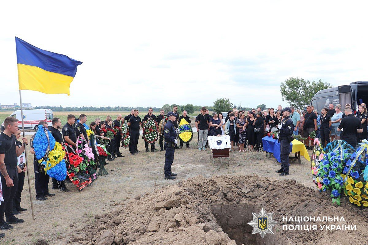 Похоронили полицейского в Днепропетровской области, куда эвакуировалась его семья Похоронили полицейского в Днепропетровской области, куда эвакуировалась его семья