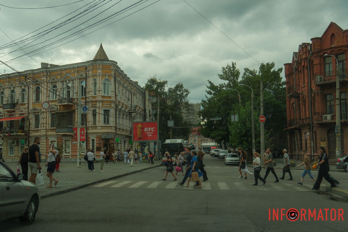 Августовский Днепр вздыхает серо