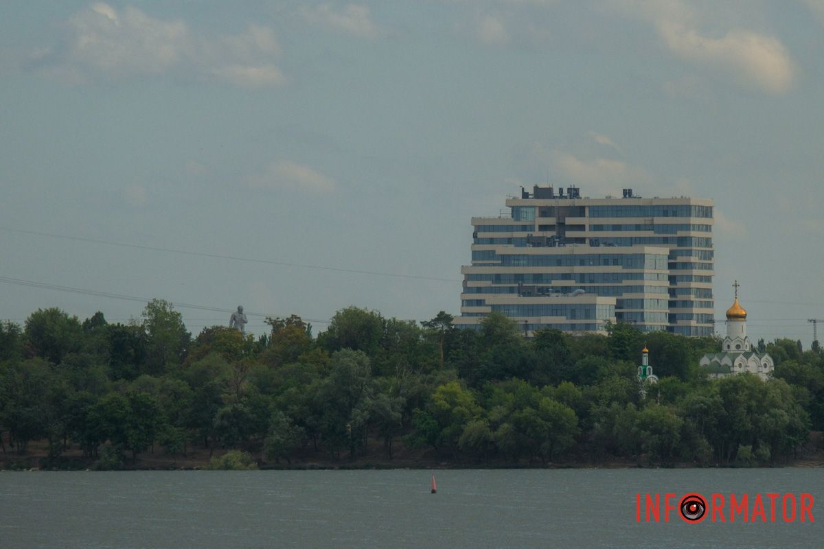 Природа, многоэтажка, церковь