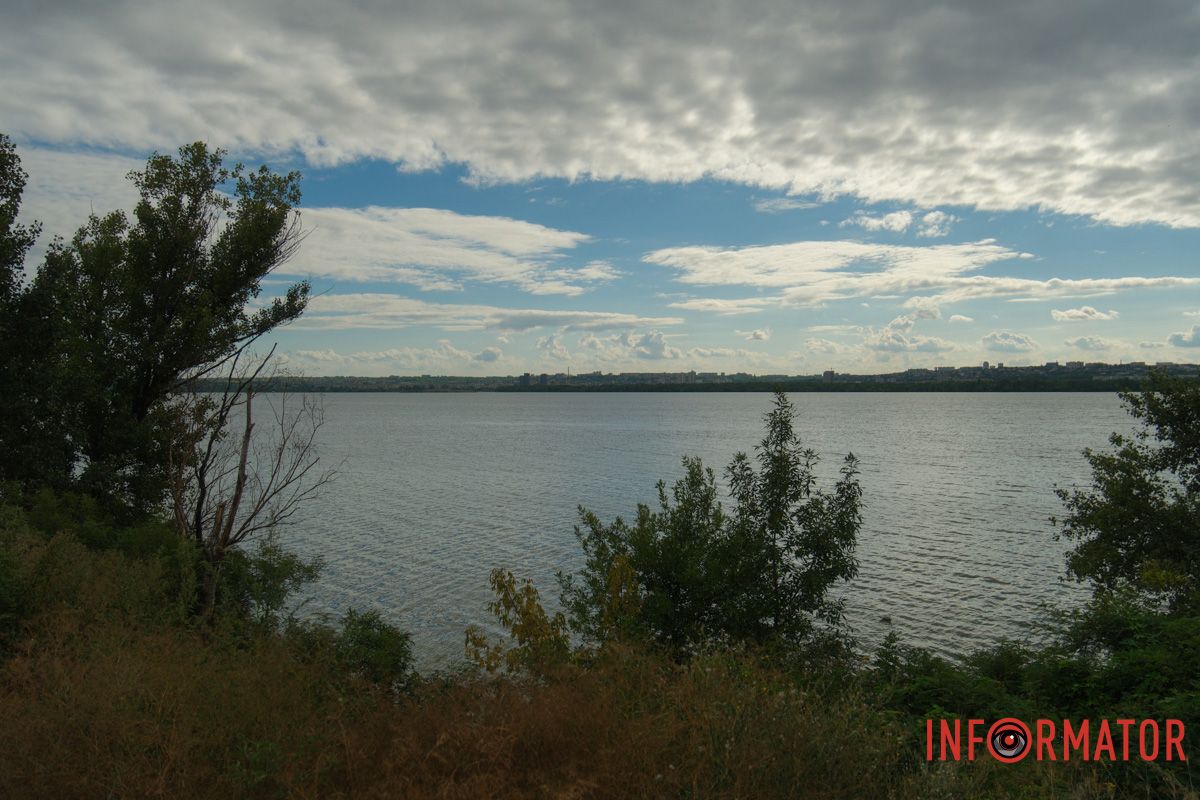 Даже река умолкла