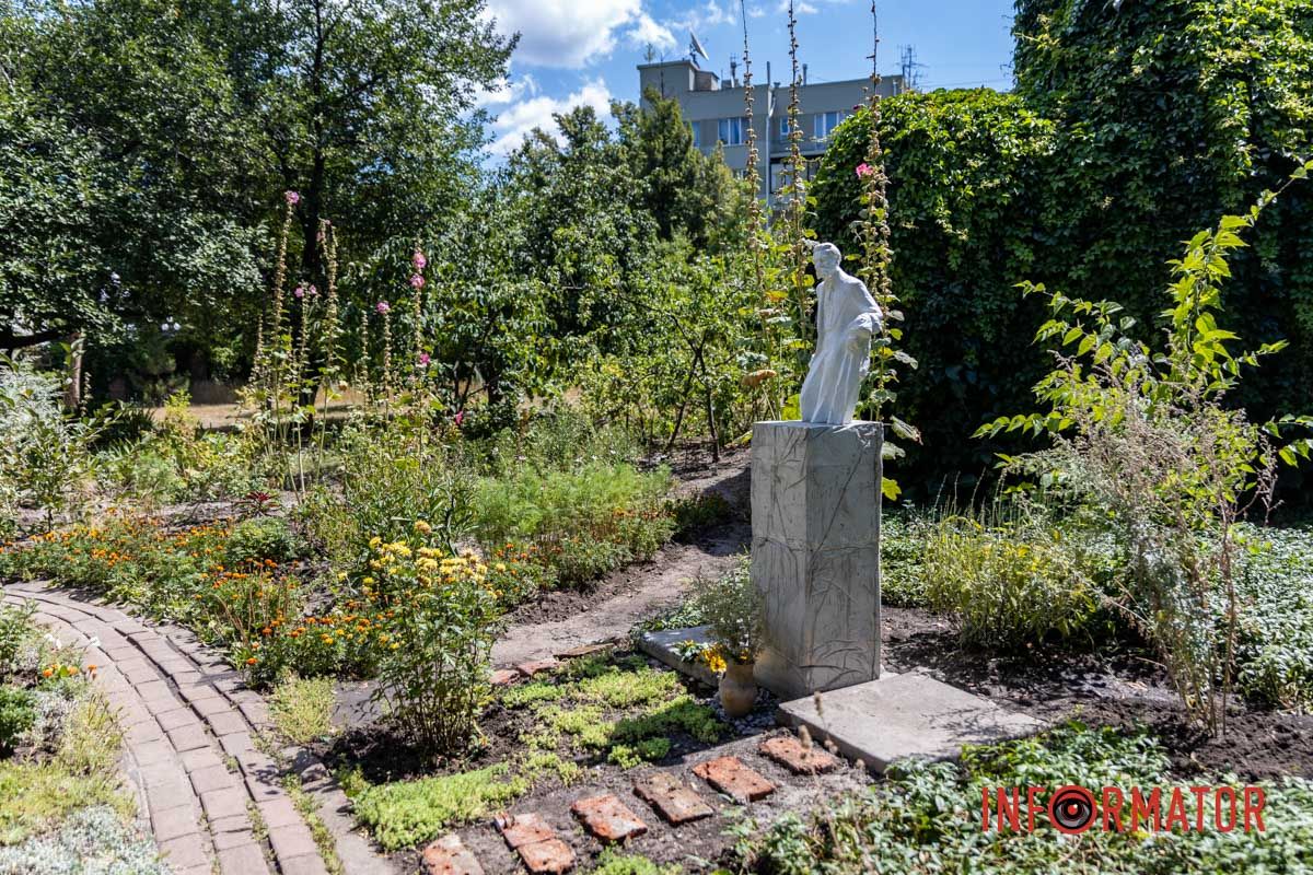 5 серпня у Дніпрі вшанували пам’ять історика Дмитра Яворницького У Дніпрі в саду Меморіального Будинку-музею відкрили пам’ятник Дмитру Яворницькому 1