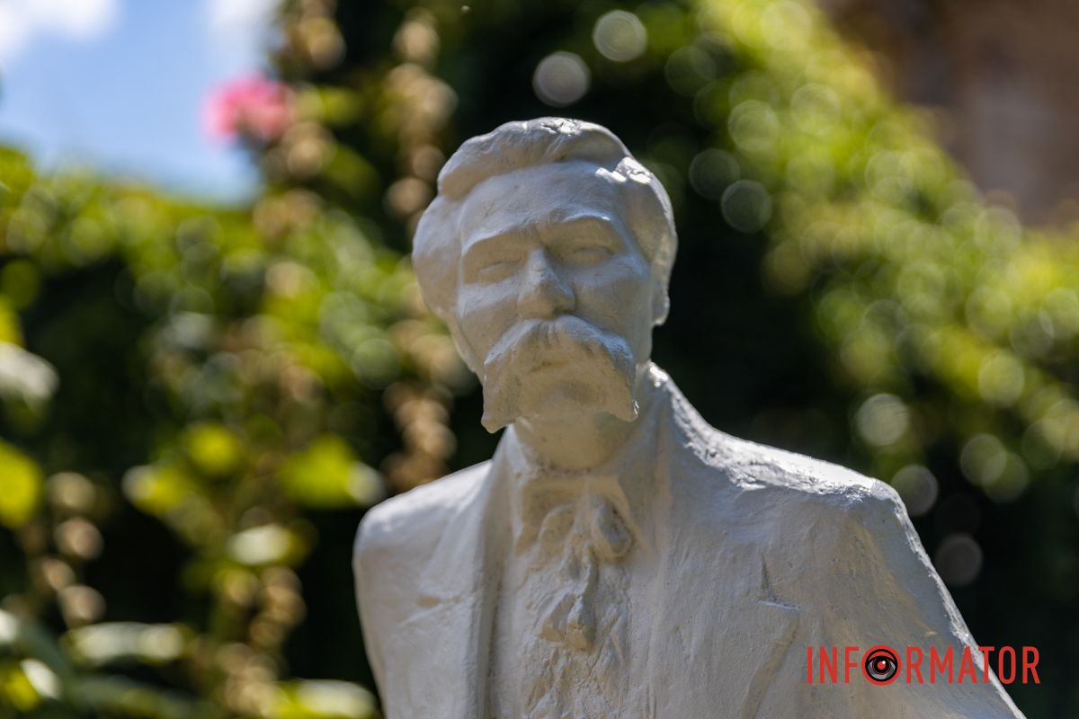 Фото: Дмитро Дворський У Дніпрі в саду Меморіального Будинку-музею відкрили пам’ятник Дмитру Яворницькому 5