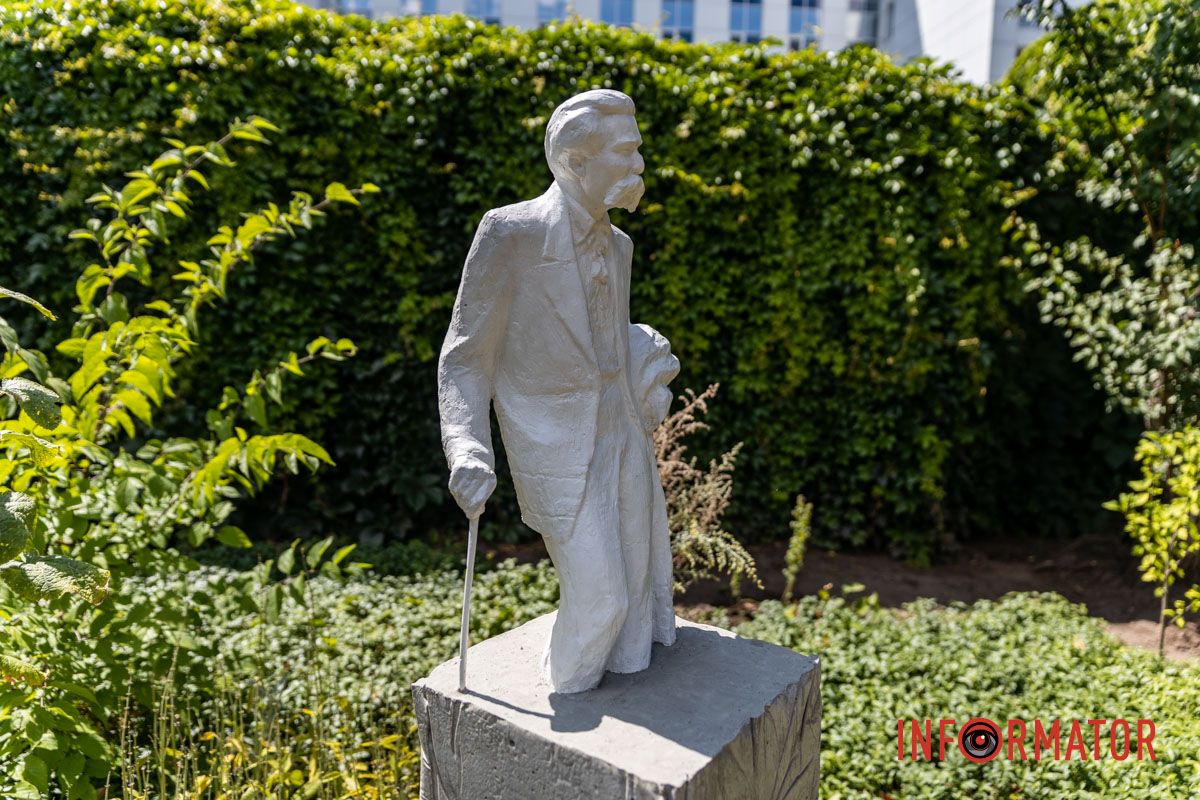 У саду Меморіального Будинку-музею, що на площі Шевченка, 5 відкрили пам’ятник У Дніпрі в саду Меморіального Будинку-музею відкрили пам’ятник Дмитру Яворницькому 2