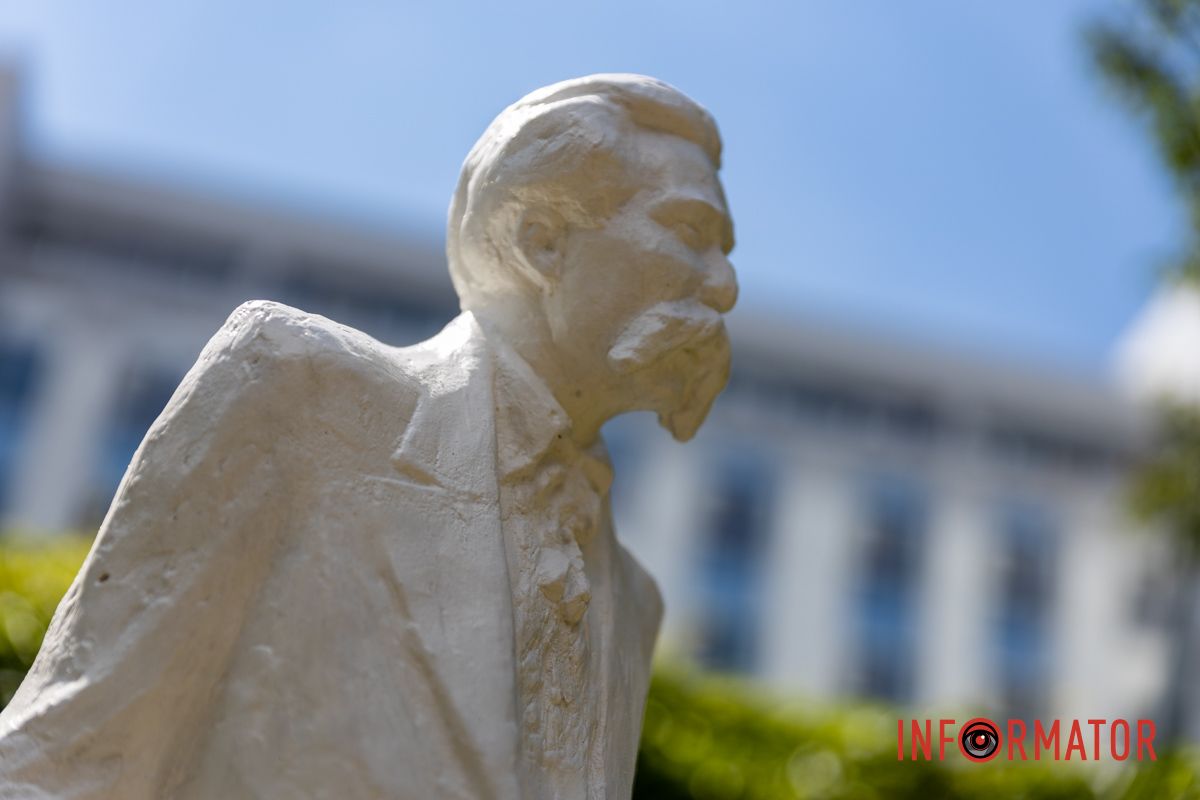 Меморіал невеликого розміру, десь заввишки в один метр У Дніпрі в саду Меморіального Будинку-музею відкрили пам’ятник Дмитру Яворницькому 4