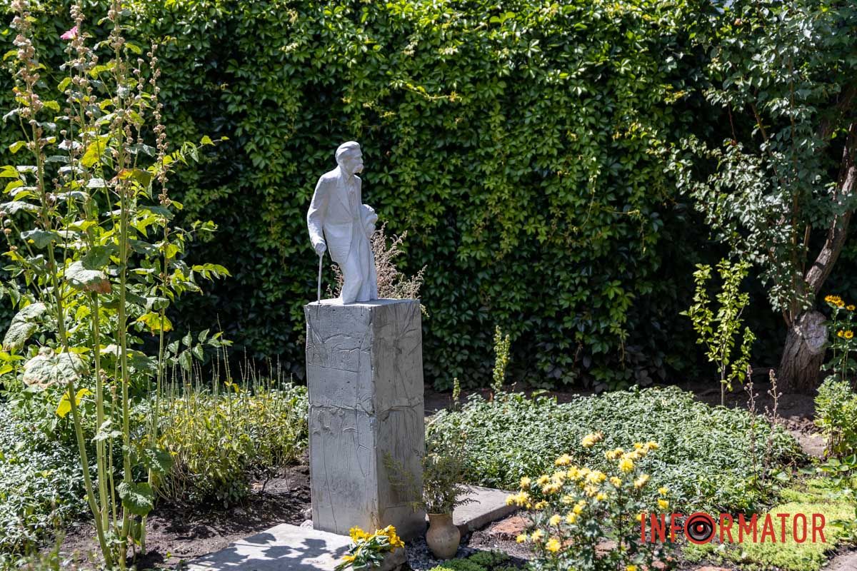 На ‘п'єдесталі знаходиться зменшена копія постамент Дмитра Івановича. У Дніпрі в саду Меморіального Будинку-музею відкрили пам’ятник Дмитру Яворницькому 6