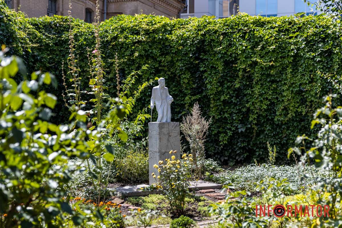 Дослідник зібрав понад 80 тисяч експонатів У Дніпрі в саду Меморіального Будинку-музею відкрили пам’ятник Дмитру Яворницькому 8