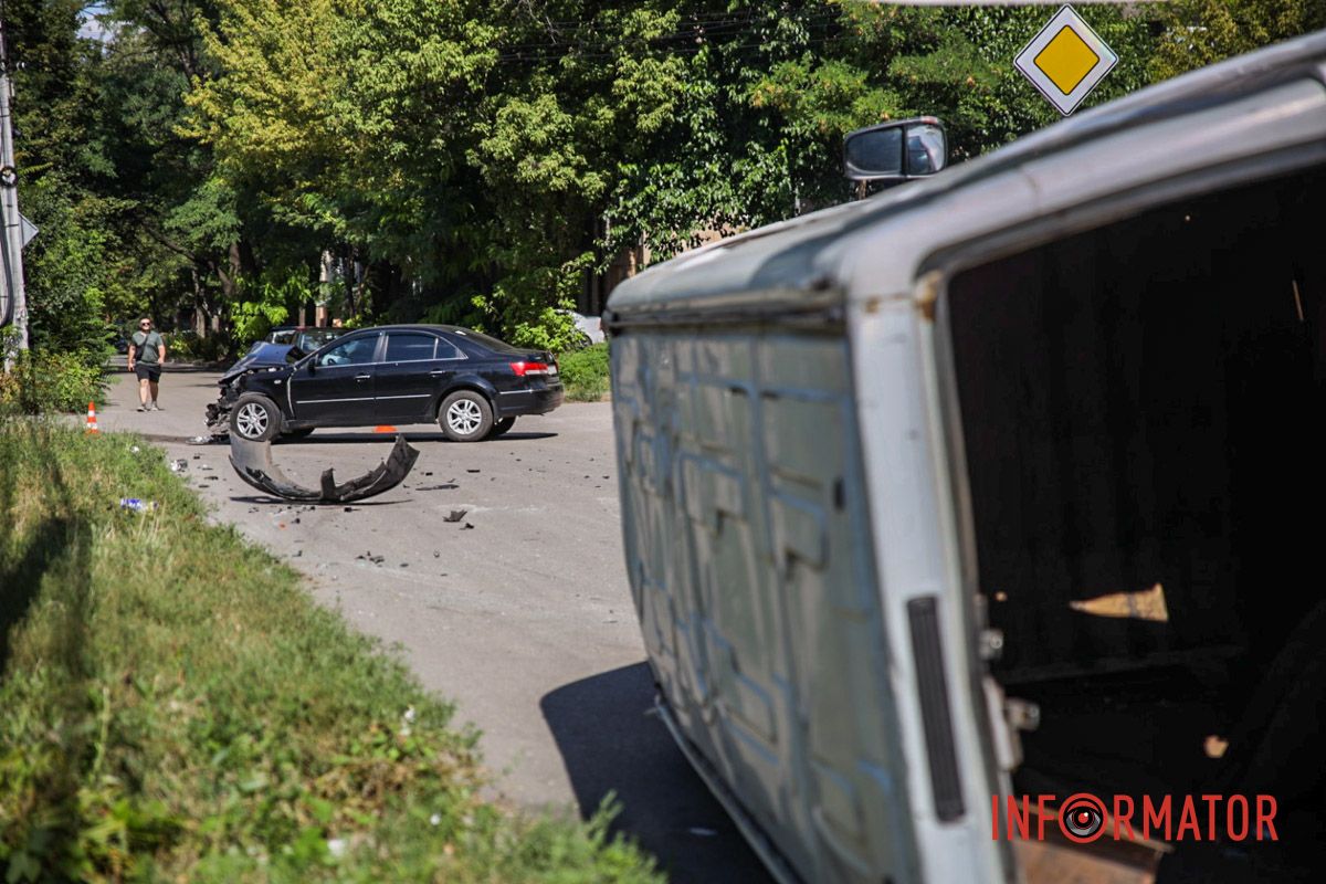 Там зіткнулись Hyundai та Iveco У Дніпрі на вулиці Олександра Кошиця Iveco перекинувся на бік після зіткнення з Hyundai: є постраждала 2