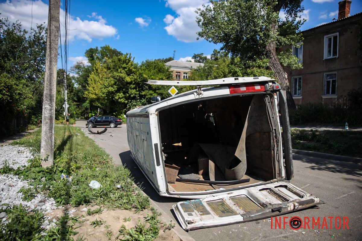 Від удару мікроавтобус перекинувся на бік У Дніпрі на вулиці Олександра Кошиця Iveco перекинувся на бік після зіткнення з Hyundai: є постраждала 3