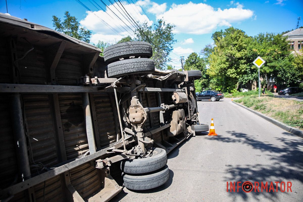 Постраждала водійка легковика У Дніпрі на вулиці Олександра Кошиця Iveco перекинувся на бік після зіткнення з Hyundai: є постраждала 4