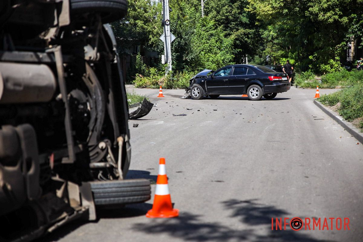 Про це повідомляє Інформатор з місця подій У Дніпрі на вулиці Олександра Кошиця Iveco перекинувся на бік після зіткнення з Hyundai: є постраждала 5