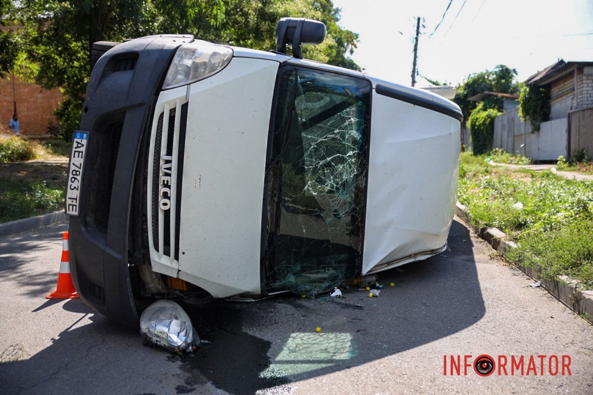 Не поспішайте У Дніпрі на вулиці Олександра Кошиця Iveco перекинувся на бік після зіткнення з Hyundai: є постраждала 15