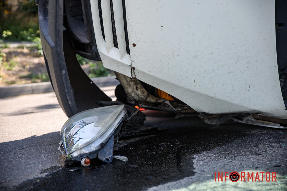 Він зʼясує всі обставини У Дніпрі на вулиці Олександра Кошиця Iveco перекинувся на бік після зіткнення з Hyundai: є постраждала 9