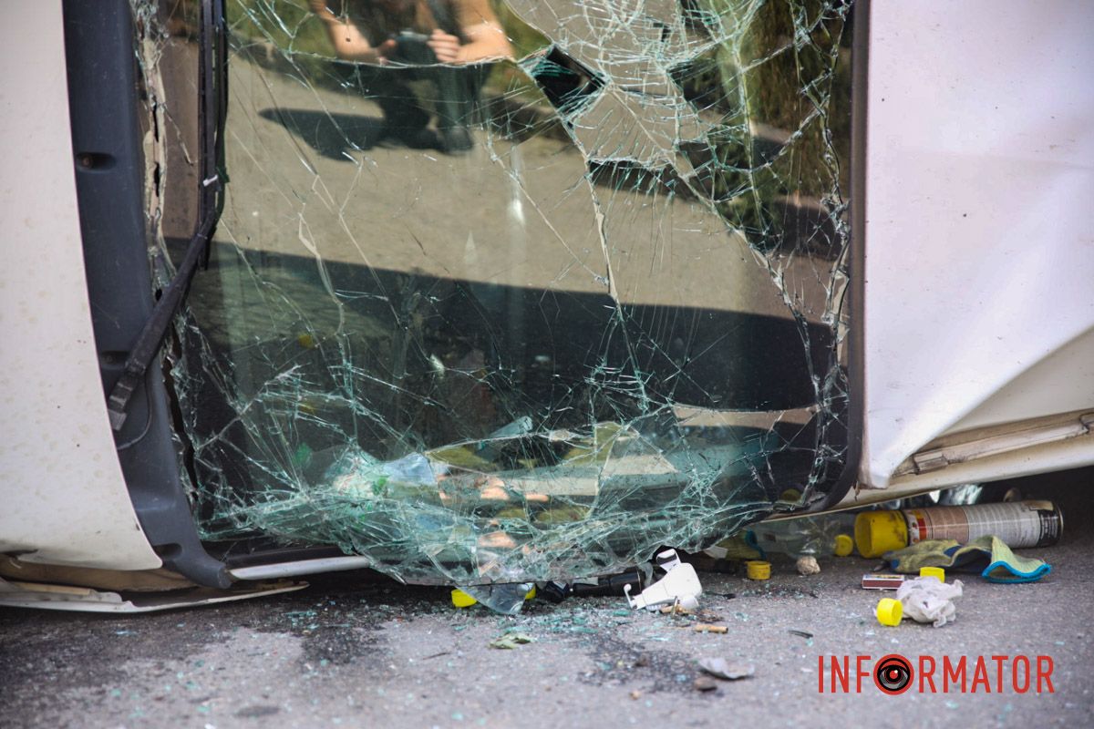 Через аварію рух на вулиці Олександра Кошиця перекритий У Дніпрі на вулиці Олександра Кошиця Iveco перекинувся на бік після зіткнення з Hyundai: є постраждала 10