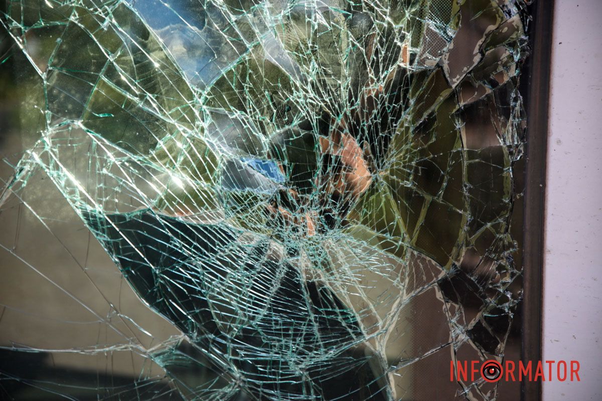 Місце ДТП можна обʼїхати через прилеглі вулиці У Дніпрі на вулиці Олександра Кошиця Iveco перекинувся на бік після зіткнення з Hyundai: є постраждала 11