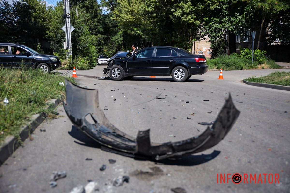 За попередньою інформацією, у водійки Hyundai зламана рука У Дніпрі на вулиці Олександра Кошиця Iveco перекинувся на бік після зіткнення з Hyundai: є постраждала 6