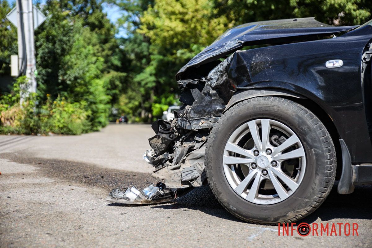 Дотримуйтесь ПДР У Дніпрі на вулиці Олександра Кошиця Iveco перекинувся на бік після зіткнення з Hyundai: є постраждала 14